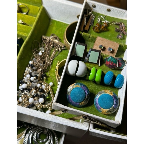 Estate Find - BUXTON Large Vanity Top Jewelry Box - Holds a Ton of Jewelry! EVC - Picture 10 of 12